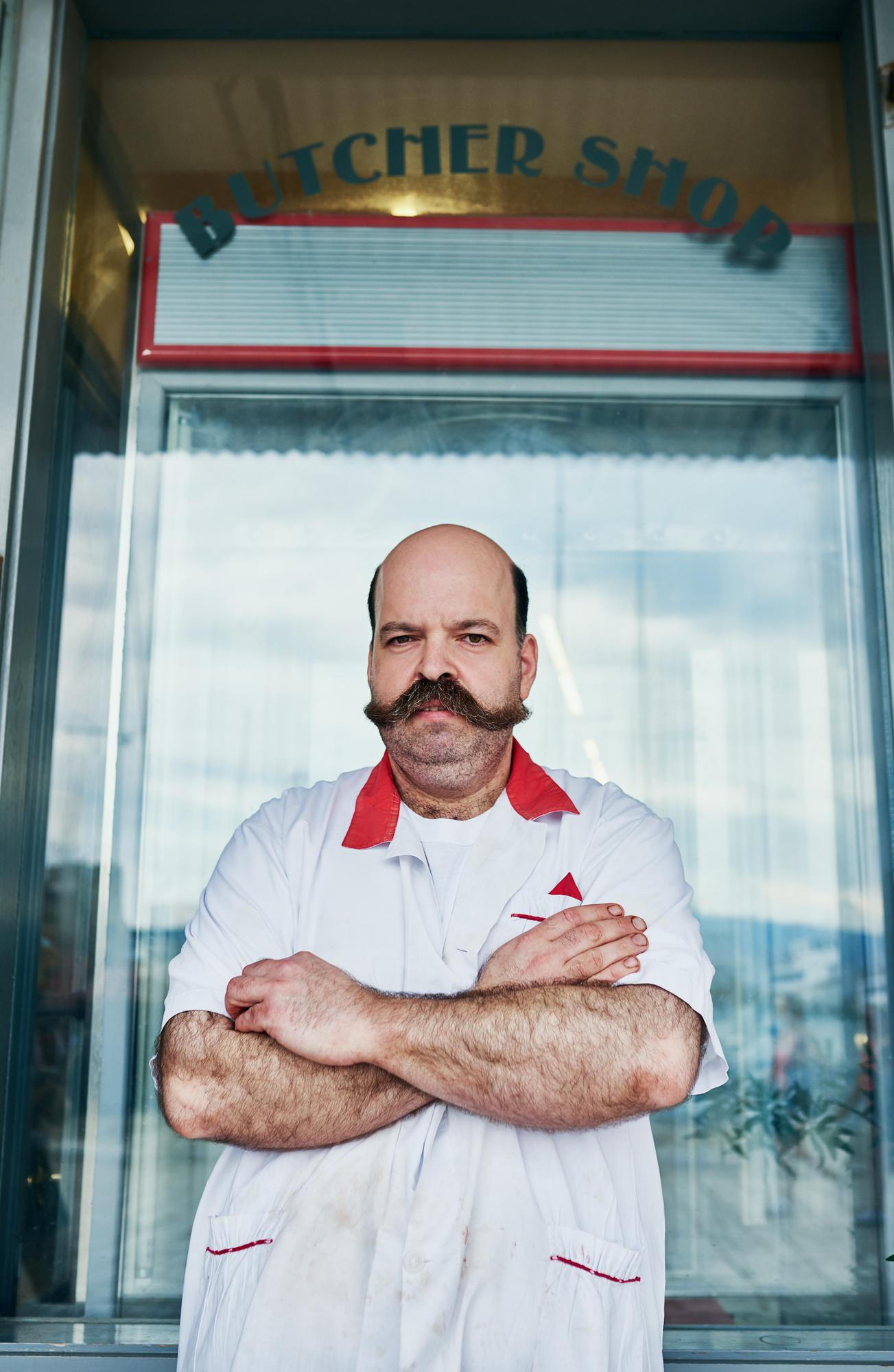 Portret szefa kuchni stojącego przy blacie